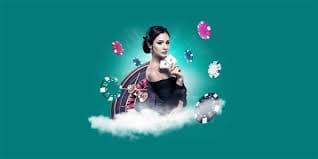 ব্ল্যাকজ্যাক টেবিলে ডিলার কার্ড বিতরণ করছেন